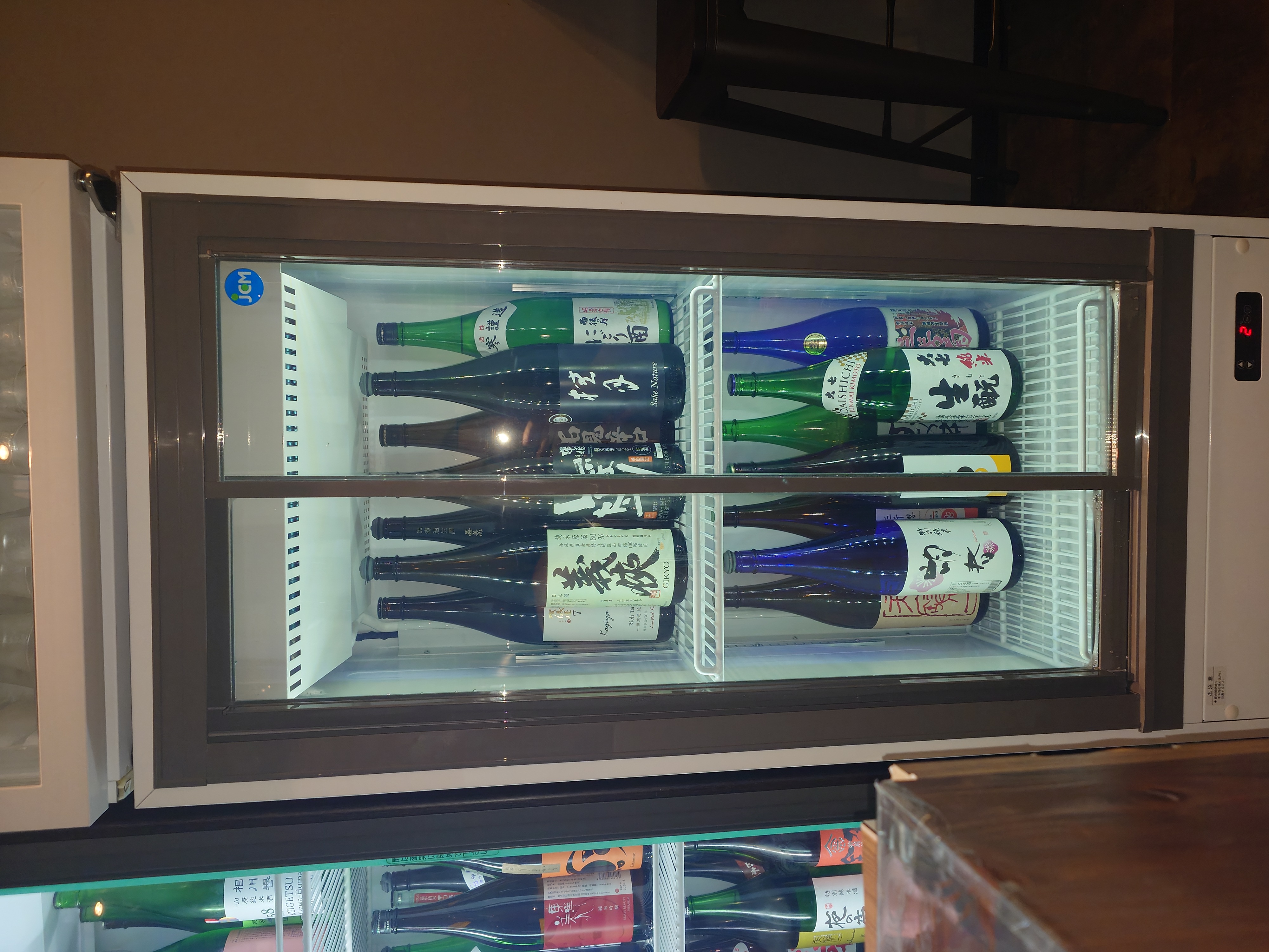 飲み放題用の日本酒専用冷蔵庫